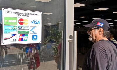 Fotografía del 14 de enero de 2025 de clientes comprando en el Supermercado 3ra y 70, en La Habana (Cuba). EFE/ Ernesto Mastrascusa