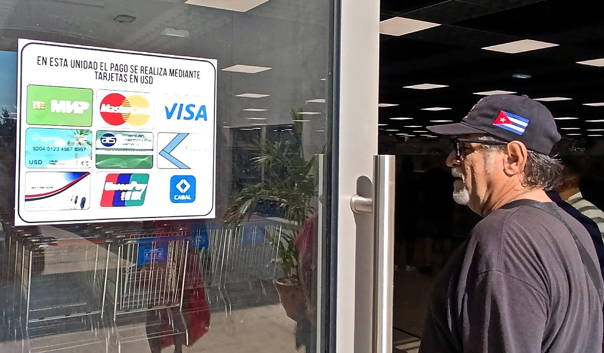 Fotografía del 14 de enero de 2025 de clientes comprando en el Supermercado 3ra y 70, en La Habana (Cuba). EFE/ Ernesto Mastrascusa