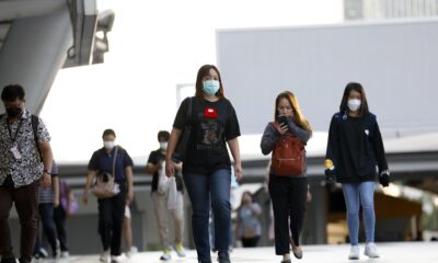 Peatones llevas mascarillas en una calle en Bangkok este viernes en medio del aumento de la contaminación del aire. EFE/EPA/RUNGROJ YONGRIT