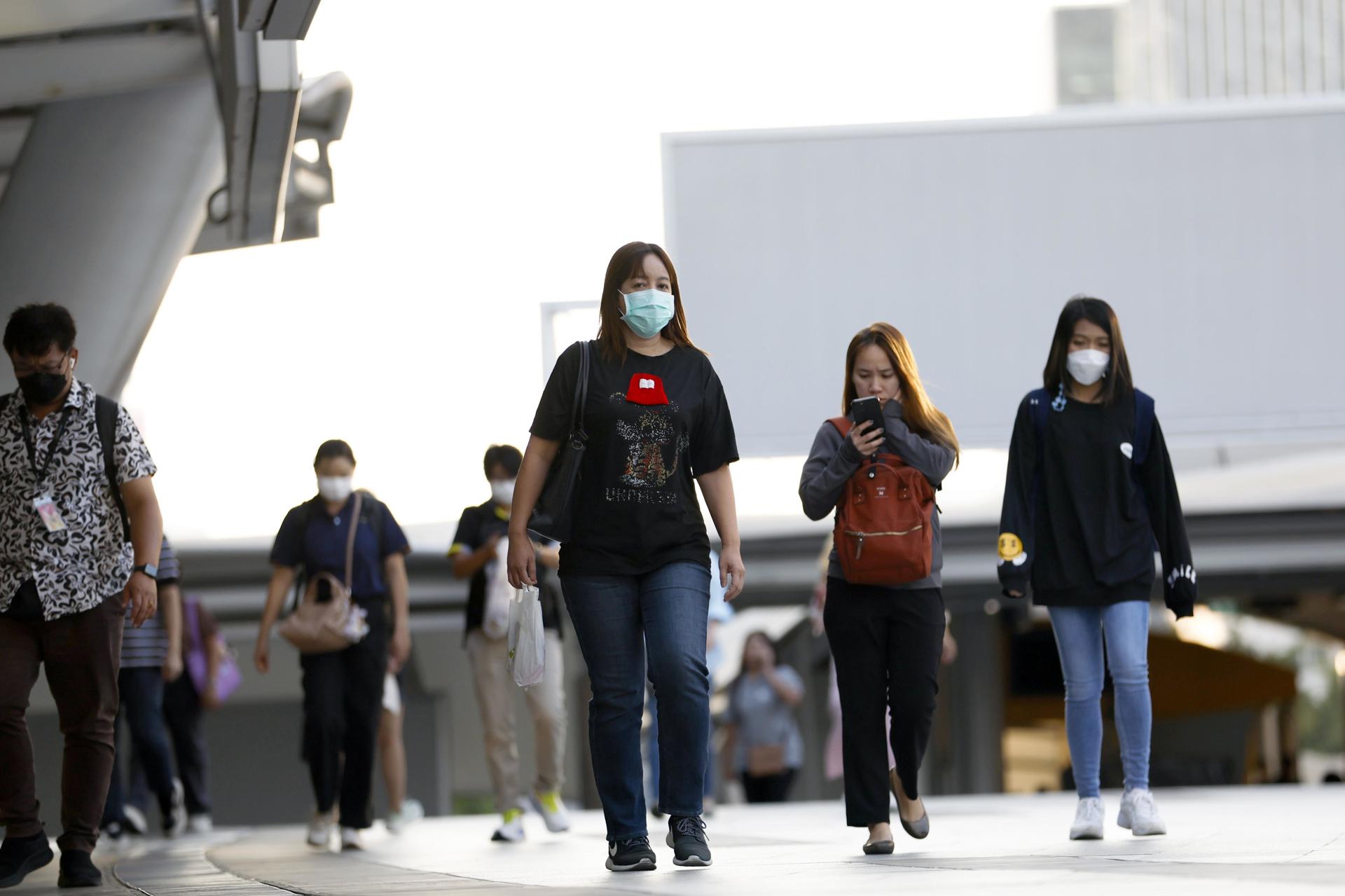 Peatones llevas mascarillas en una calle en Bangkok este viernes en medio del aumento de la contaminación del aire. EFE/EPA/RUNGROJ YONGRIT