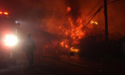 Fotografía de archivo del fuerte incendio forestal en Palisades, a lo largo de la Pacific Coast Highway en Malibú, California, EE.UU. EFE/ALLISON DINNER