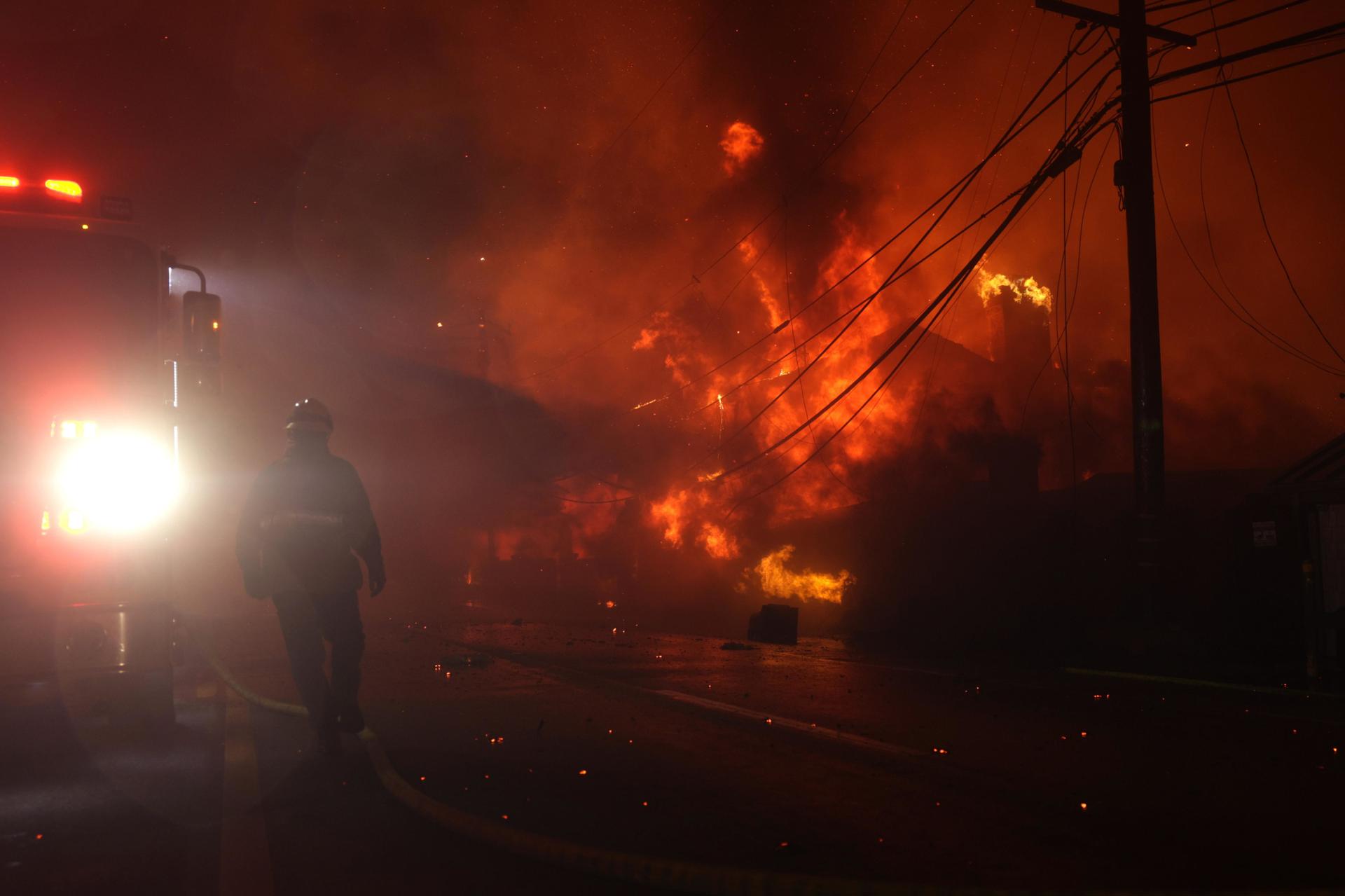 Fotografía de archivo del fuerte incendio forestal en Palisades, a lo largo de la Pacific Coast Highway en Malibú, California, EE.UU. EFE/ALLISON DINNER