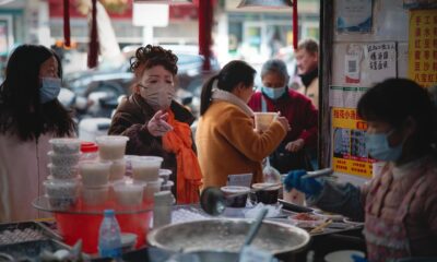 Compradores en un mercado callejero en Wuhan este 21 de enero. EFE/EPA/ALEX PLAVEVSKI