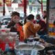 Compradores en un mercado callejero en Wuhan este 21 de enero. EFE/EPA/ALEX PLAVEVSKI