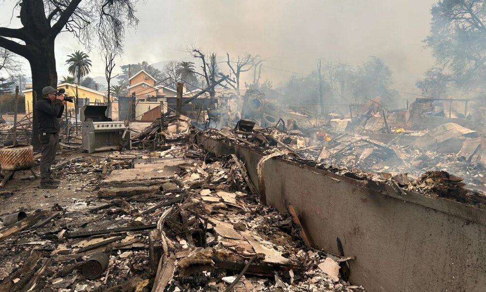 Fotografía cedida por Benjamín Domínguez Guevara donde se muestran las cenizas de la casa alquilada por la familia en Altadena, California (EE.UU.). EFE/ Benjamín Domínguez Guevara/SOLO USO EDITORIAL/SOLO DISPONIBLE PARA ILUSTRAR LA NOTICIA QUE ACOMPAÑA (CRÉDITO OBLIGATORIO) MÁXIMA CALIDAD DISPONIBLE