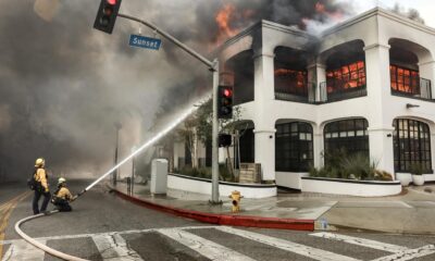 Los bomberos luchan contra las llamas que envuelven un edificio durante el incendio forestal de Palisades en el barrio de Pacific Palisades de Los Ángeles, California (EE.UU.). EFE/ALLISON DINNER