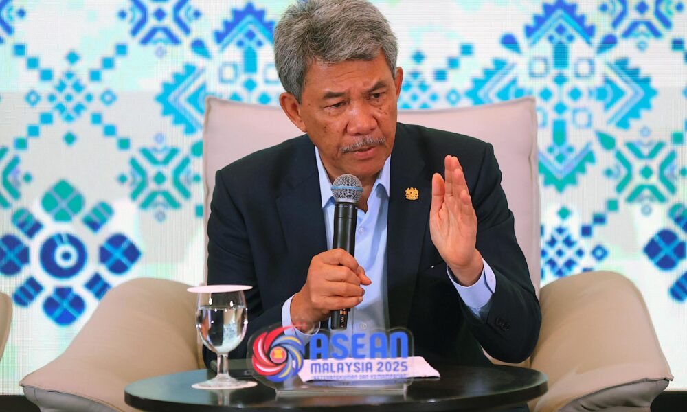 Langkawi (Malaysia), 19/01/2025.- El canciller de Malasia, Mohamad Hasan, durante una rueda de prensa al término de la reunión de la ASEAN. EFE/EPA/FAZRY ISMAIL