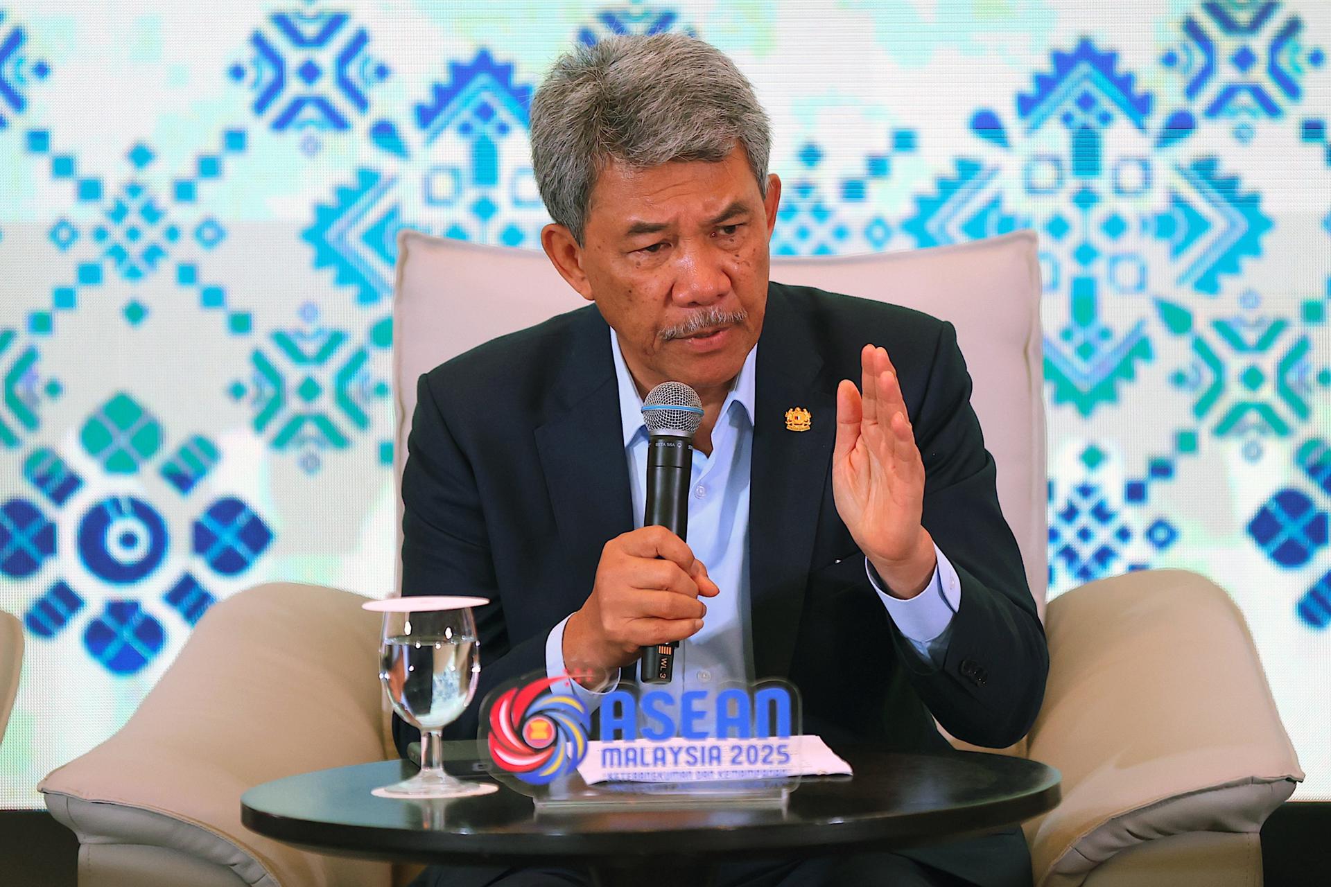 Langkawi (Malaysia), 19/01/2025.- El canciller de Malasia, Mohamad Hasan, durante una rueda de prensa al término de la reunión de la ASEAN. EFE/EPA/FAZRY ISMAIL