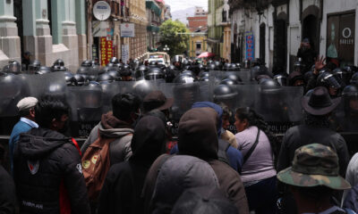 Miembros de la policía boliviana custodian el ingreso a la plaza Murillo este martes, en La Paz (Bolivia). EFE/Luis Gandarillas