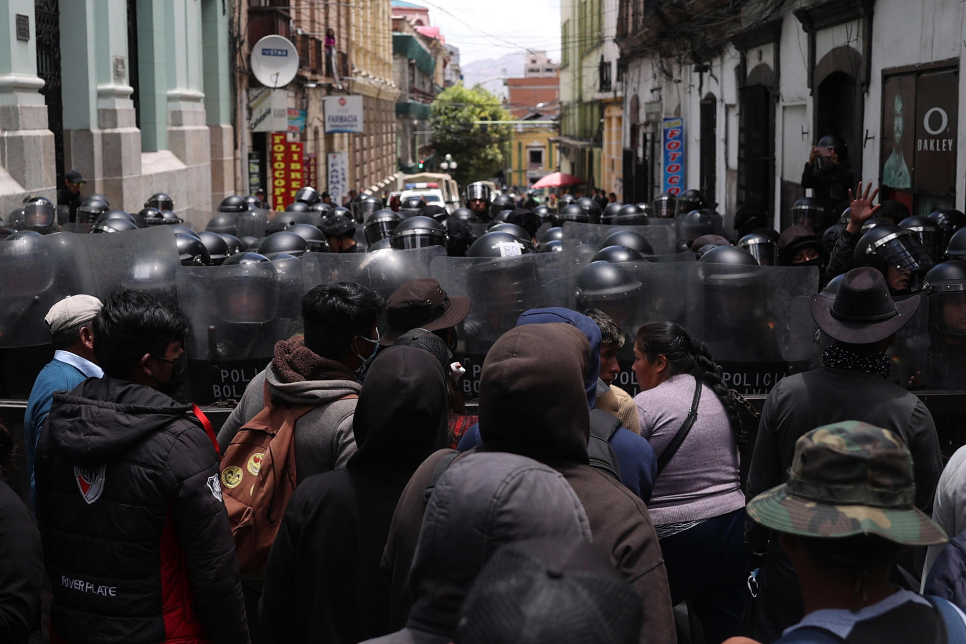 Miembros de la policía boliviana custodian el ingreso a la plaza Murillo este martes, en La Paz (Bolivia). EFE/Luis Gandarillas