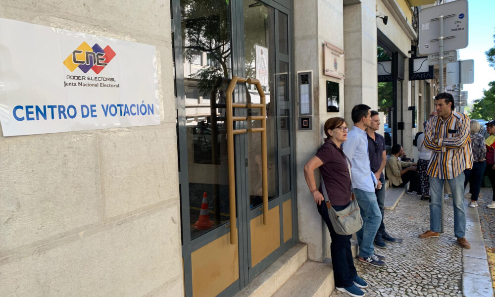 Fotografía de archivo del 28 de julio de 2024, día de las elecciones presidenciales en Venezuela, en la que se ve a un grupo de ciudadanos venezolanos a las afueras del Consulado de Venezuela en Lisboa, Portugal. EFE/Paula Fernández