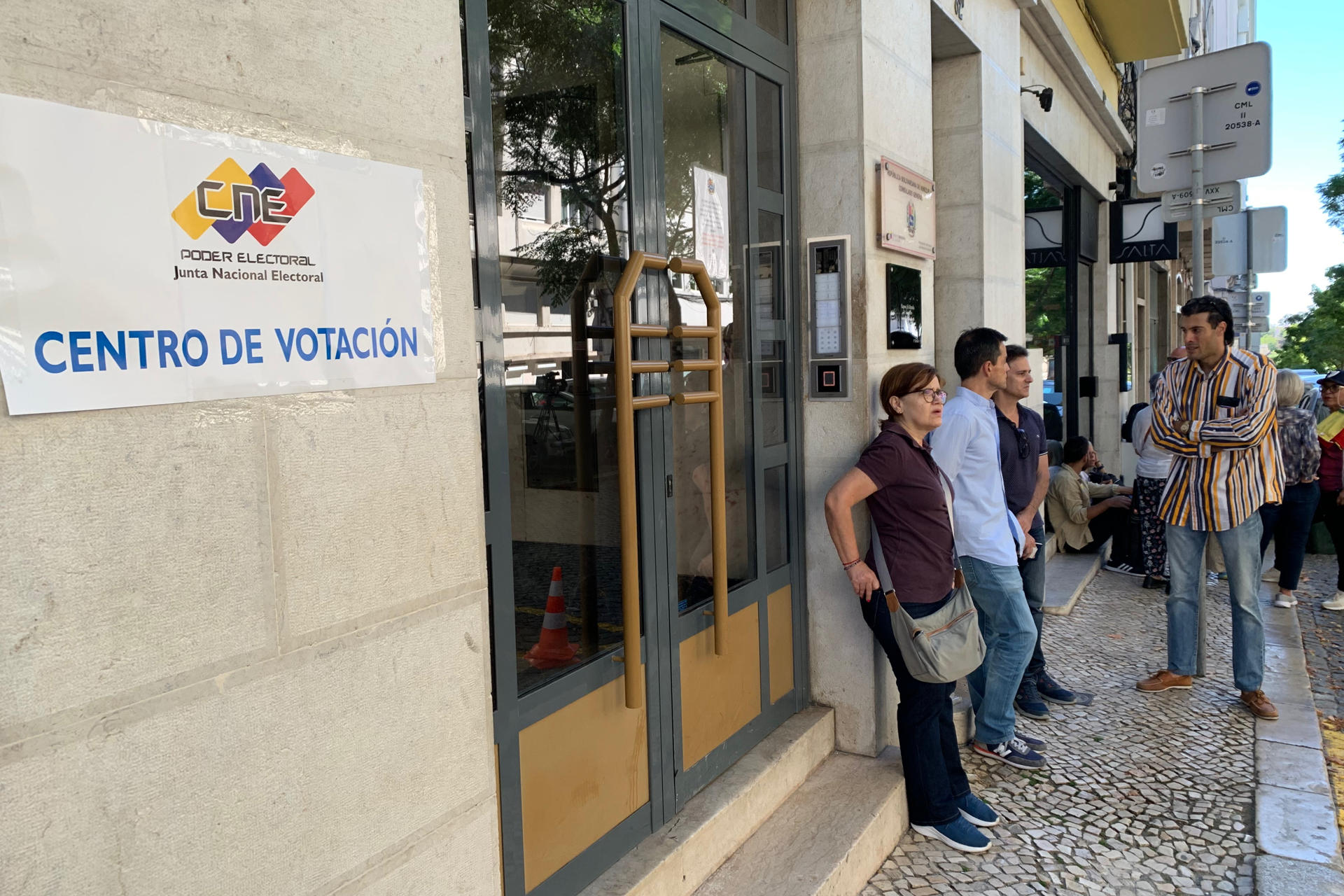 Fotografía de archivo del 28 de julio de 2024, día de las elecciones presidenciales en Venezuela, en la que se ve a un grupo de ciudadanos venezolanos a las afueras del Consulado de Venezuela en Lisboa, Portugal. EFE/Paula Fernández