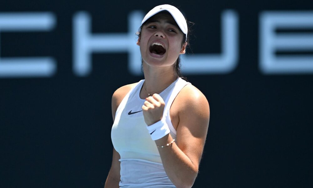 La británica Emma Raducanu celebra su paso a la segunda ronda del Abierto de Australia al superar a la vigésima sexta favorita, la rusa Ekaterina Alexandrova EFE/EPA/LUKAS COCH