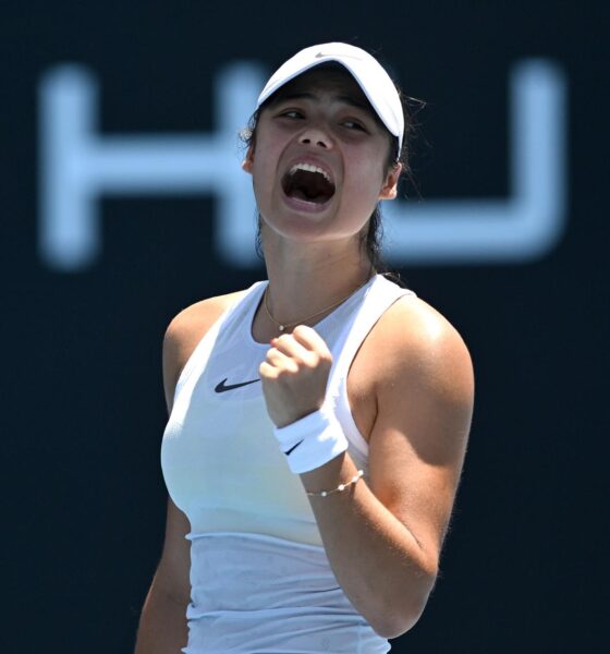 La británica Emma Raducanu celebra su paso a la segunda ronda del Abierto de Australia al superar a la vigésima sexta favorita, la rusa Ekaterina Alexandrova EFE/EPA/LUKAS COCH