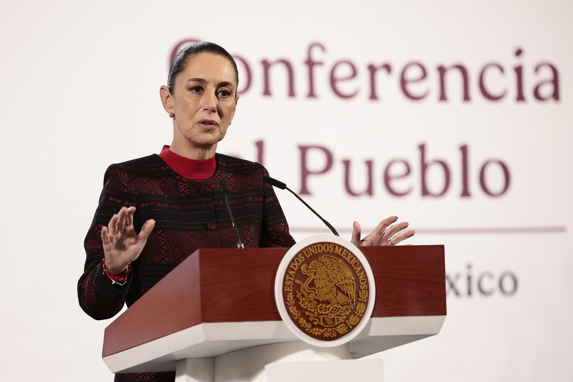 La presidenta de México, Claudia Sheinbaum, habla durante su conferencia de prensa matutina este miércoles, en el Palacio Nacional en la Ciudad de México (México). EFE/ José Méndez