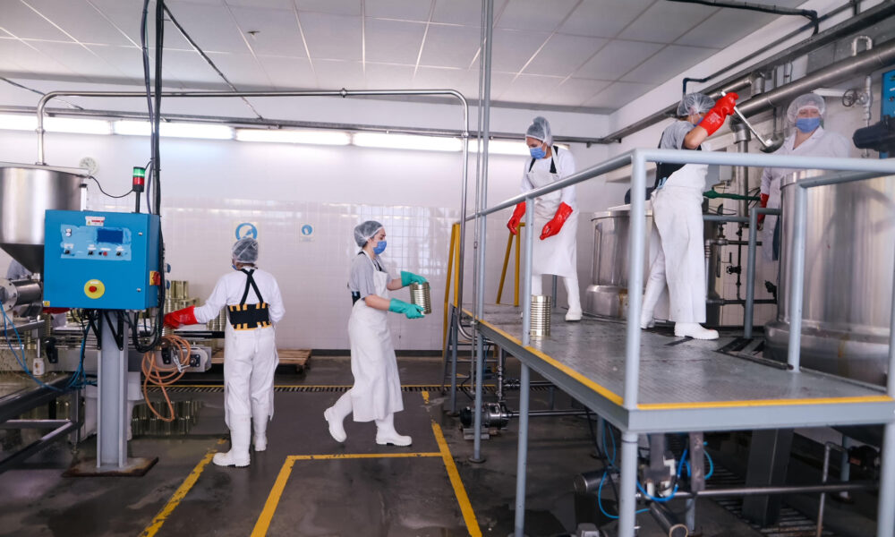 Fotografía del 22 de noviembre del 2024 de cocineros preparando la 'Supersopa' en la cocina de la Universidad Nacional de Quilmes (UNQ), en Buenos Aires (Argentina). EFE/ Juan Ignacio Roncoroni