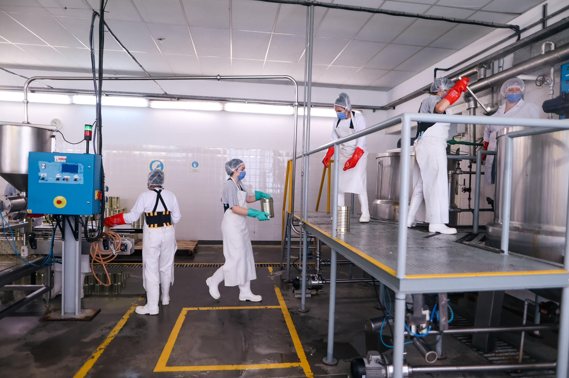 Fotografía del 22 de noviembre del 2024 de cocineros preparando la 'Supersopa' en la cocina de la Universidad Nacional de Quilmes (UNQ), en Buenos Aires (Argentina). EFE/ Juan Ignacio Roncoroni