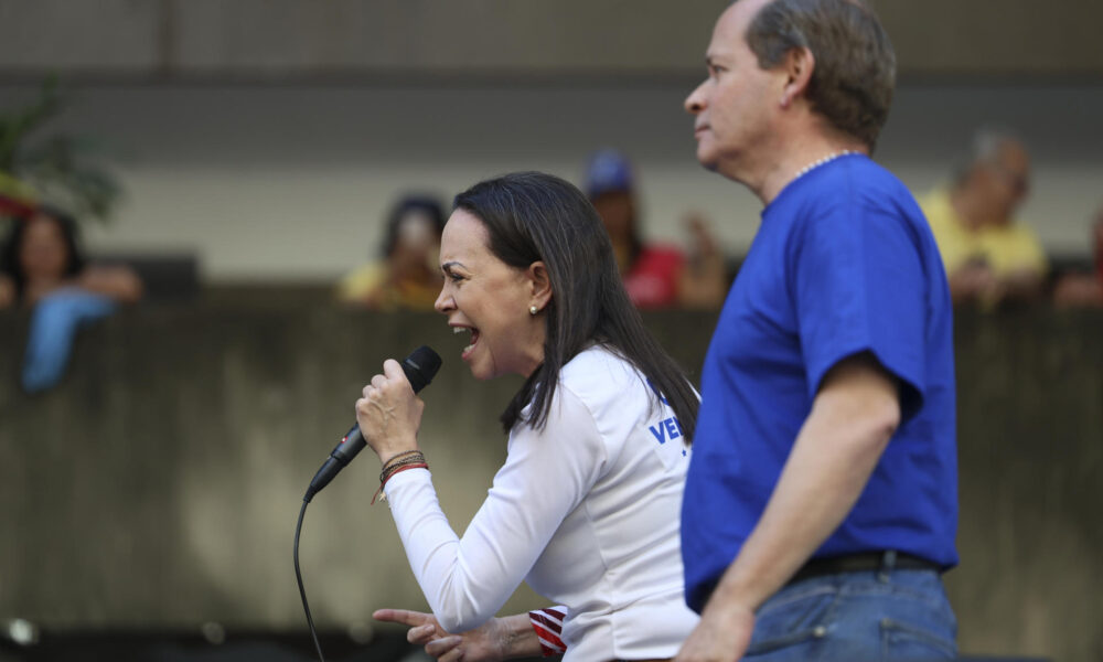 La líder antichavista María Corina Machado (i) pronuncia un discurso junto al exdiputado venezolano Juan Pablo Guanipa este jueves, en una manifestación en Caracas (Venezuela). EFE/ Miguel Gutiérrez