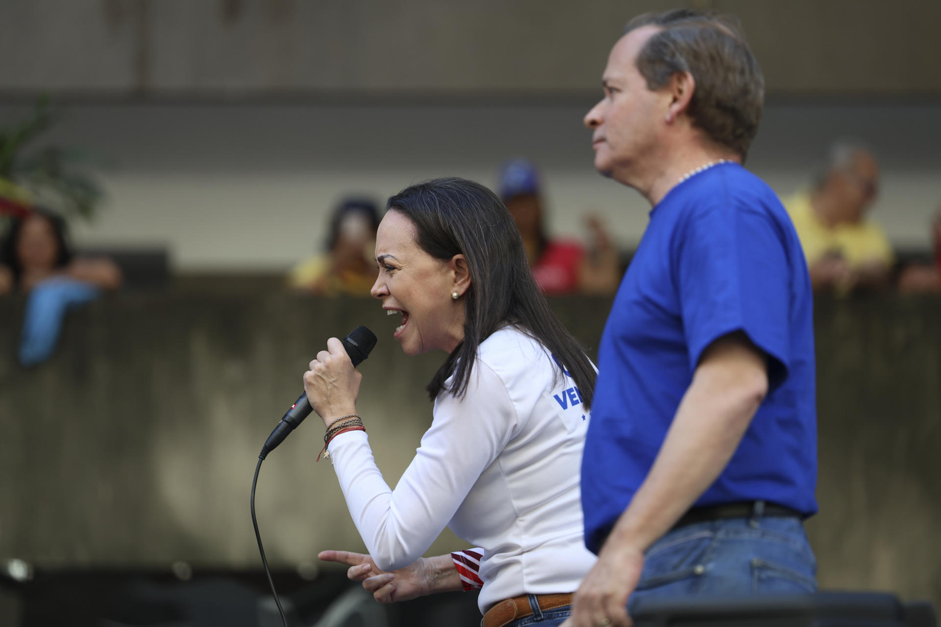 La líder antichavista María Corina Machado (i) pronuncia un discurso junto al exdiputado venezolano Juan Pablo Guanipa este jueves, en una manifestación en Caracas (Venezuela). EFE/ Miguel Gutiérrez