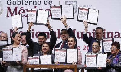 La presidenta de México, Claudia Sheinbaum (c), posa junto con funcionarios federales y gobernadores durante el 'Encuentro Nacional Municipal' este jueves en Ciudad de México (México). EFE/ Mario Guzmán