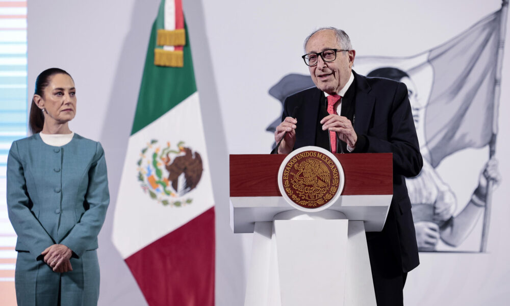 El secretario de Salud de México, David Kershenobich (d), habla durante la conferencia de prensa matutina de la presidenta de México Claudia Sheinbaum este martes, en el Palacio Nacional en la Ciudad de México (México). EFE/ José Méndez