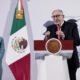 El secretario de Salud de México, David Kershenobich (d), habla durante la conferencia de prensa matutina de la presidenta de México Claudia Sheinbaum este martes, en el Palacio Nacional en la Ciudad de México (México). EFE/ José Méndez