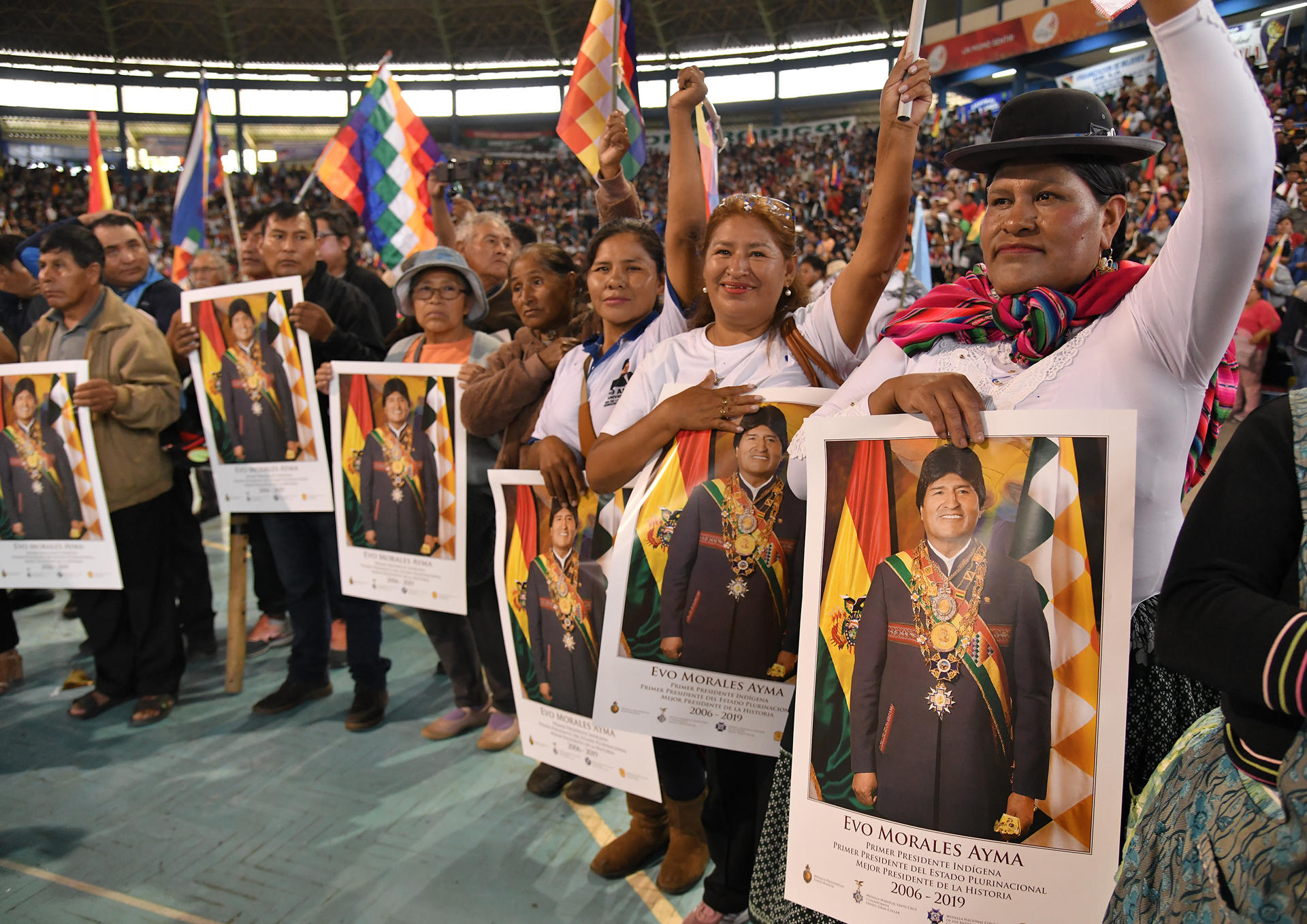 Simpatizantes del expresidente de Bolivia Evo Morales (2006-2019), sostienen carteles con su imagen durante la celebración del Día del Estado Plurinacional este miércoles en Cochabamba (Bolivia). EFE/ Jorge Ábrego