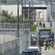 Fotografía de archivo del 5 de septiembre de 2024 de miembros de la Policía Nacional y del Ejército mientras custodian La Roca, la cárcel de máxima seguridad de Ecuador en Guayaquil (Ecuador). EFE/ Jeremy Rodríguez