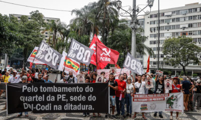 Ciudadanos participan en una manifestación en memoria del exdiputado Rubens Paiva y otros muertos durante la dictadura militar este sábado, en la Plaza Lamartine Babo en Río de Janeiro (Brasil). EFE/ André Coelho