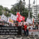 Ciudadanos participan en una manifestación en memoria del exdiputado Rubens Paiva y otros muertos durante la dictadura militar este sábado, en la Plaza Lamartine Babo en Río de Janeiro (Brasil). EFE/ André Coelho