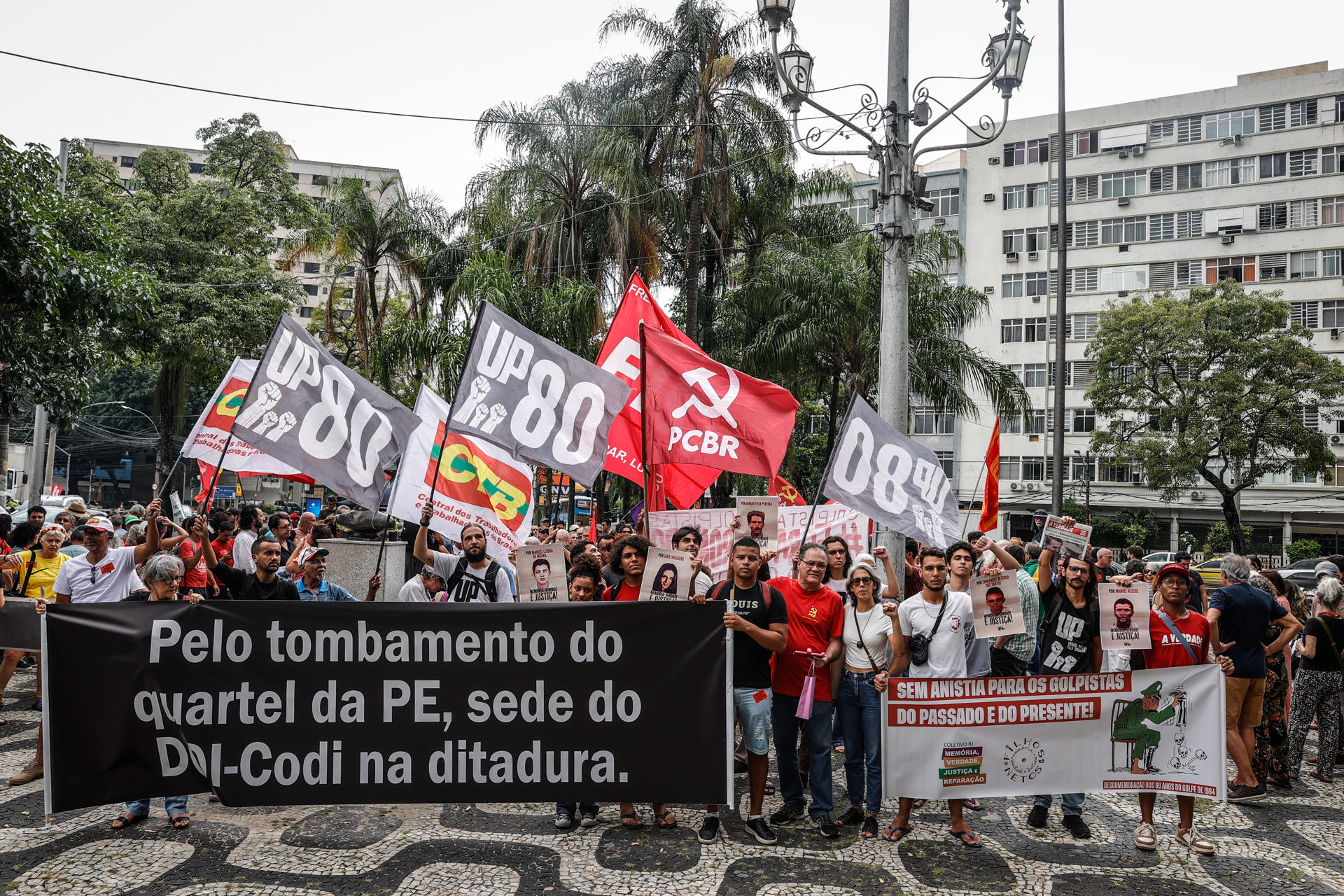 Ciudadanos participan en una manifestación en memoria del exdiputado Rubens Paiva y otros muertos durante la dictadura militar este sábado, en la Plaza Lamartine Babo en Río de Janeiro (Brasil). EFE/ André Coelho