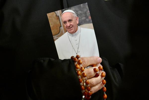 El papa se mantiene "estable"