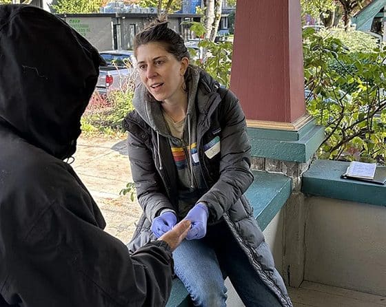 ¿Cómo ayuda Carolina del Norte a estudiantes sin hogar?