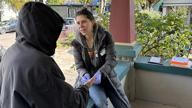 ¿Cómo ayuda Carolina del Norte a estudiantes sin hogar?