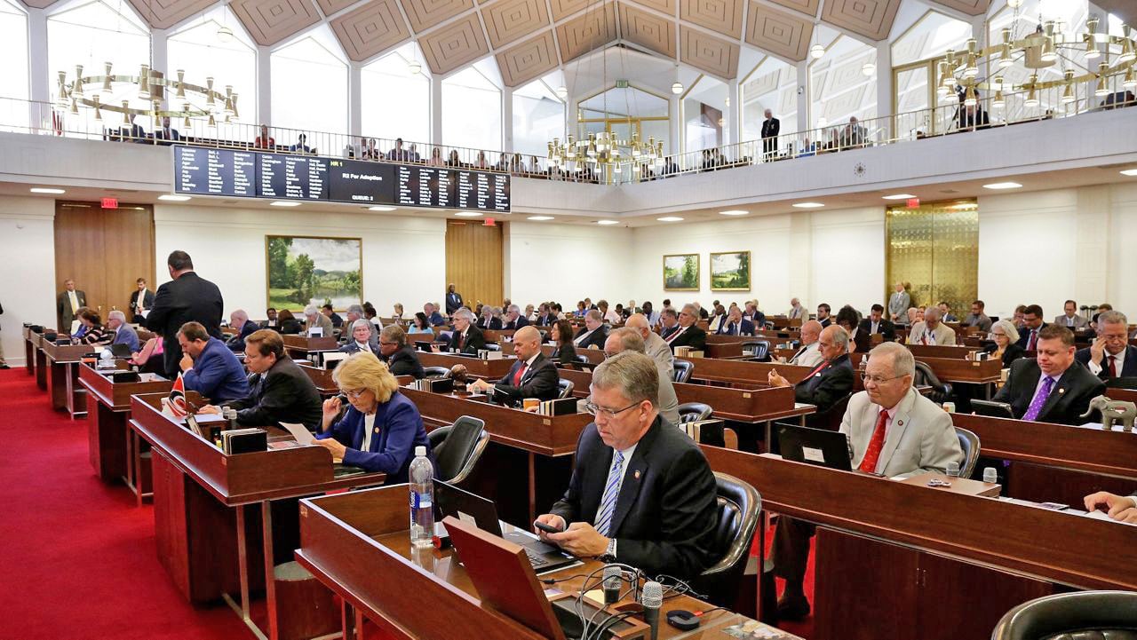 Legislatura anula veto del gobernador Josh Stein