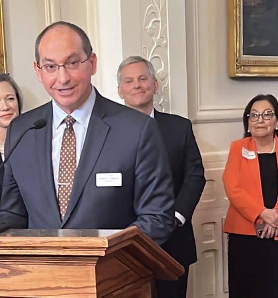 Hispanos aportan $37 mil millones de dólares