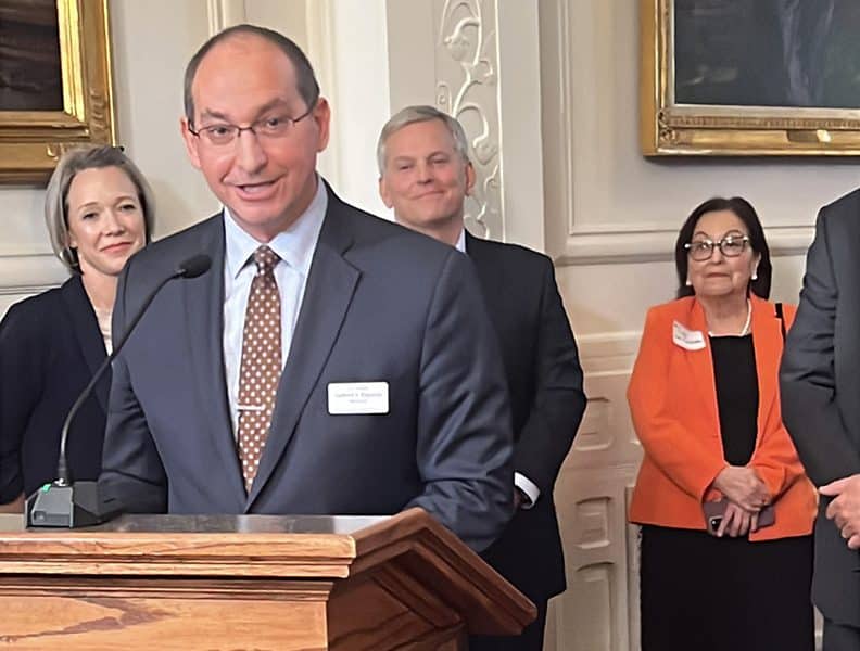 Hispanos aportan $37 mil millones de dólares
