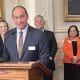 Hispanos aportan $37 mil millones de dólares