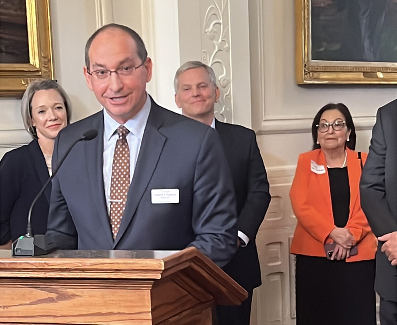 Hispanos aportan $37 mil millones de dólares