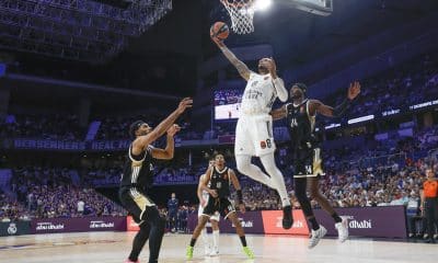 El alero estadounidense del Real Madrid Chuma Okeke (c) entra a canasta ante dos rivales del Asvel durante el partido de la tercera jornada de la temporada regular de la Euroliga que disputan este jueves en el Movistar Arena de Madrid. EFE/Juanjo Martín