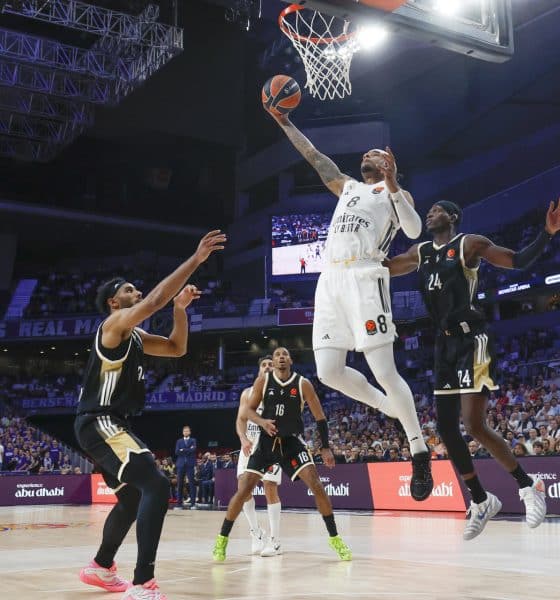 El alero estadounidense del Real Madrid Chuma Okeke (c) entra a canasta ante dos rivales del Asvel durante el partido de la tercera jornada de la temporada regular de la Euroliga que disputan este jueves en el Movistar Arena de Madrid. EFE/Juanjo Martín