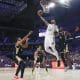 El alero estadounidense del Real Madrid Chuma Okeke (c) entra a canasta ante dos rivales del Asvel durante el partido de la tercera jornada de la temporada regular de la Euroliga que disputan este jueves en el Movistar Arena de Madrid. EFE/Juanjo Martín