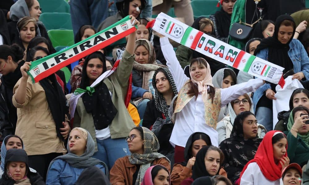Fotografía de Abedin Taherkenareh, en la que puede verse en una imagen de archivo a aficionadas de la selección de fútbol de Irán durante un partido. EFE