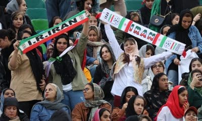 Fotografía de Abedin Taherkenareh, en la que puede verse en una imagen de archivo a aficionadas de la selección de fútbol de Irán durante un partido. EFE