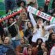Fotografía de Abedin Taherkenareh, en la que puede verse en una imagen de archivo a aficionadas de la selección de fútbol de Irán durante un partido. EFE