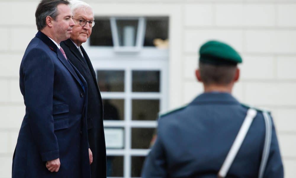 El Gran Duque de Luxemburgo Guillermo V (L) y el Presidente Alemán Frank-Walter Steinmeier (2-L) se encuentran uno al lado del otro durante una recepción con honores militares con motivo de la visita del Gran Duque de Luxemburgo al Palacio de Bellevue en Berlín, Alemania, 27 de octubre de 2025. (Alemania, Luxemburgo, Luxemburgo) EFE/EPA/CLEMENS BILAN