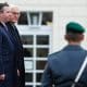 El Gran Duque de Luxemburgo Guillermo V (L) y el Presidente Alemán Frank-Walter Steinmeier (2-L) se encuentran uno al lado del otro durante una recepción con honores militares con motivo de la visita del Gran Duque de Luxemburgo al Palacio de Bellevue en Berlín, Alemania, 27 de octubre de 2025. (Alemania, Luxemburgo, Luxemburgo) EFE/EPA/CLEMENS BILAN