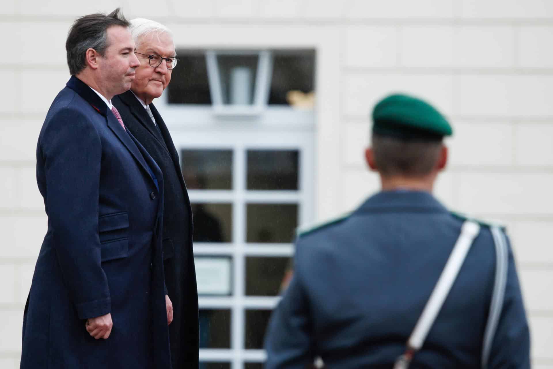 El Gran Duque de Luxemburgo Guillermo V (L) y el Presidente Alemán Frank-Walter Steinmeier (2-L) se encuentran uno al lado del otro durante una recepción con honores militares con motivo de la visita del Gran Duque de Luxemburgo al Palacio de Bellevue en Berlín, Alemania, 27 de octubre de 2025. (Alemania, Luxemburgo, Luxemburgo) EFE/EPA/CLEMENS BILAN