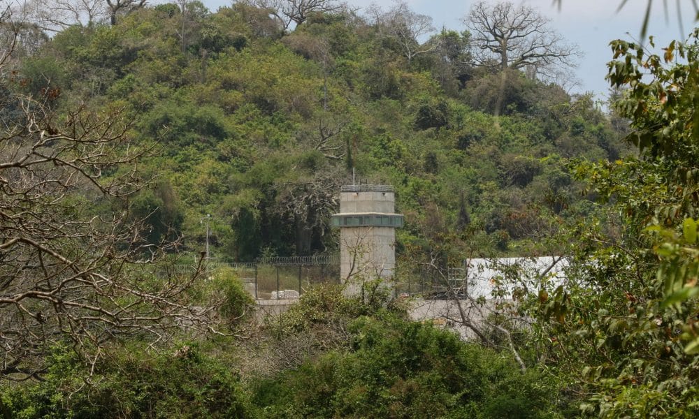 Fotografía del 4 de octubre de 2025 que muestra un área en los exteriores de la cárcel que está en construcción en la comunidad rural, Bajada de Chanduy , provincia de Santa Elena (Ecuador). EFE/Jonathan Miranda