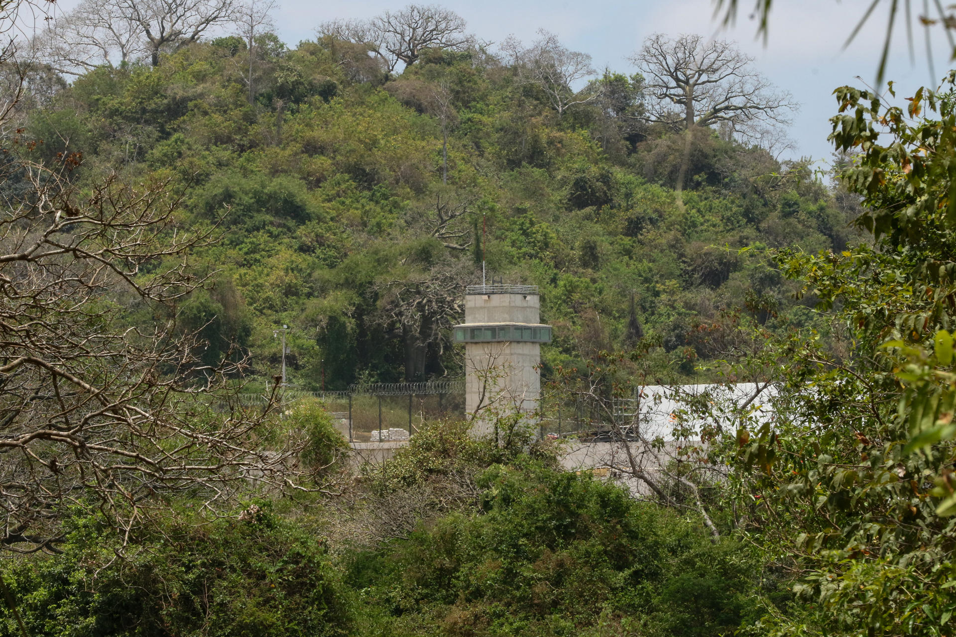 Fotografía del 4 de octubre de 2025 que muestra un área en los exteriores de la cárcel que está en construcción en la comunidad rural, Bajada de Chanduy , provincia de Santa Elena (Ecuador). EFE/Jonathan Miranda